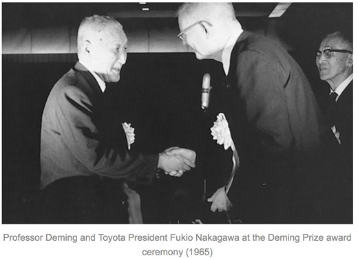 Toyotan pääjohtaja vastaanottaa Deming -laatupalkinnon vuonna 1965 W. Edwards Demingiltä.